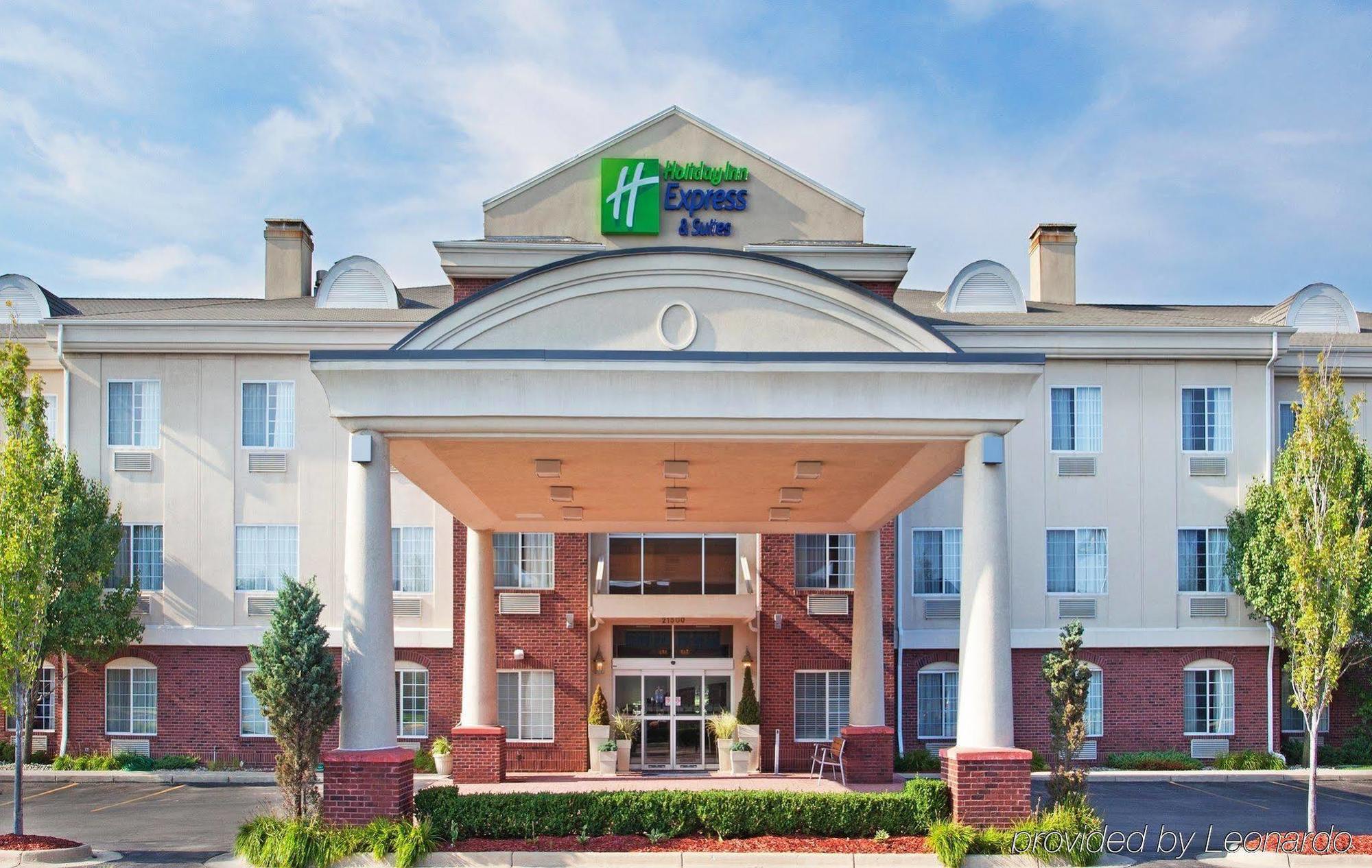 Holiday Inn Express Hotel & Suites Woodhaven, An Ihg Hotel Exterior photo